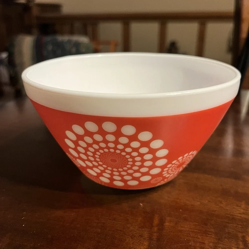 Pyrex Vintage Charm SPOT ON Mixing Bowls Set of 2 Orange White Medallion Dot